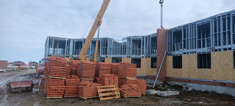 ПОСТАВКА КИРПИЧА НА БОЛЬШУЮ СТРОЙКУ В КУЮКИ